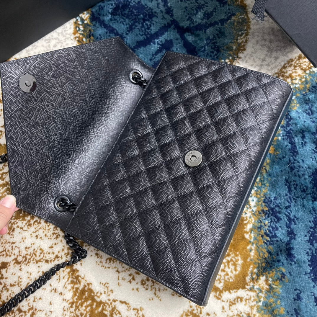 聖Y羅-Monogram魚子醬V型菱格絎縫紋路信封包 中號