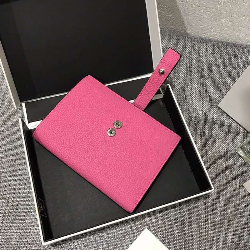 Loewe 對折中夾