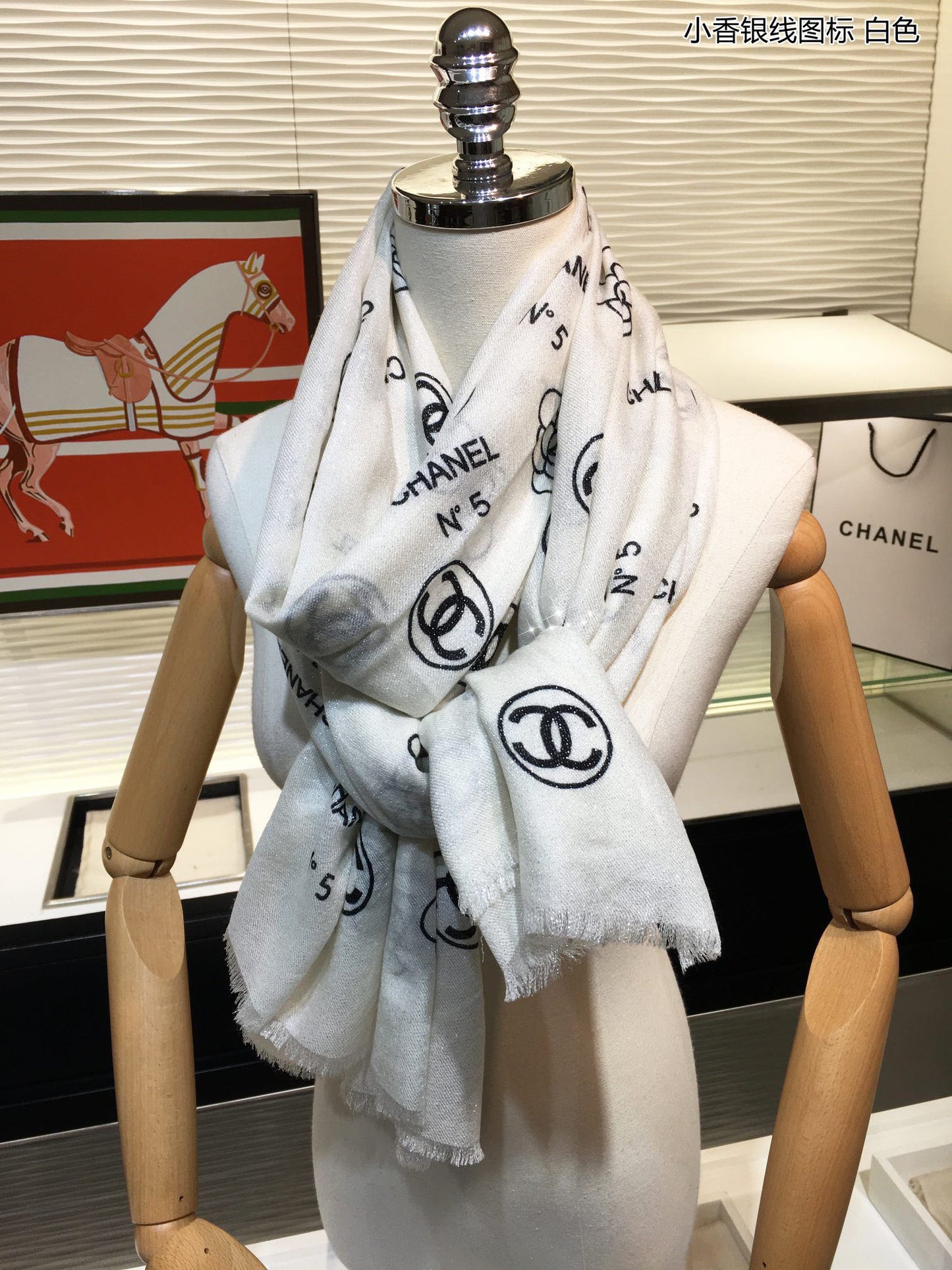 Chanel 羊絨銀線印花長巾