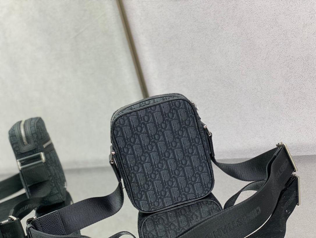Dior 豎版相機包-15*6*18cm
