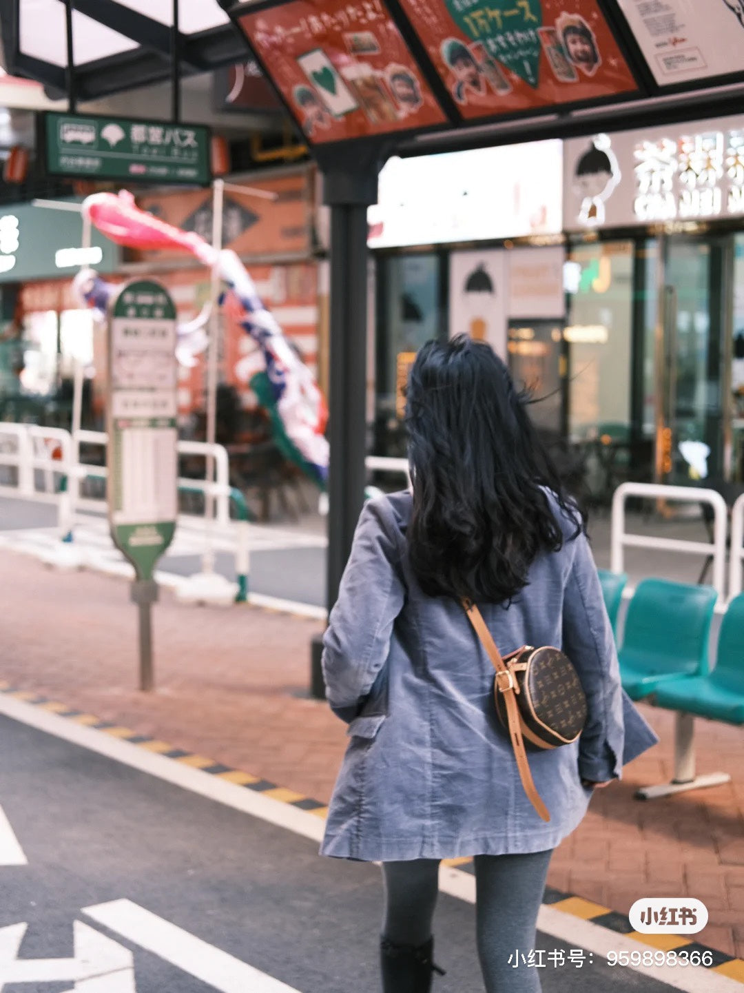 M45149 路L家-BOITE  CHAPEAU SOUPLE 圓餅包 小號 上身照