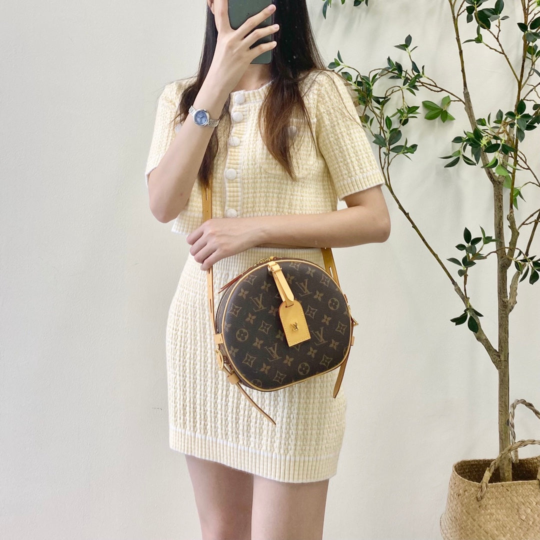 M43512 路L家-BOITE CHAPEAU SOUPLE軟圓餅包 上身圖