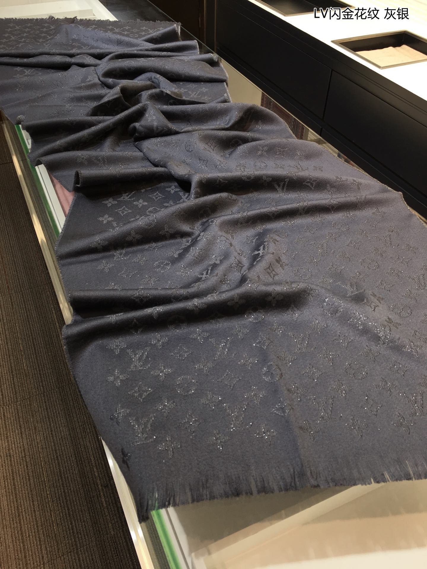 LV閃金花紋羊絨圍巾-灰銀