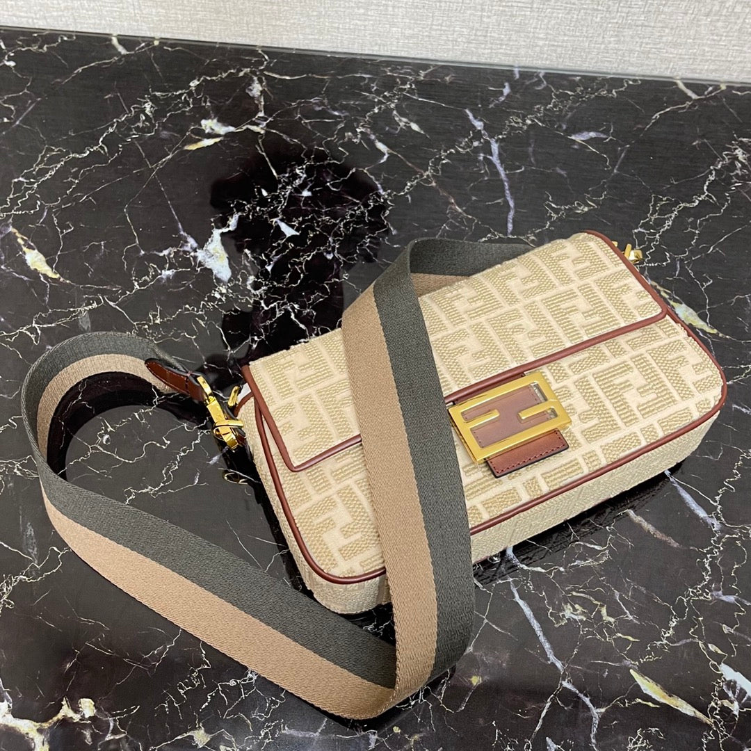 芬F家-Baguette-中長型米色刺繡法棍包