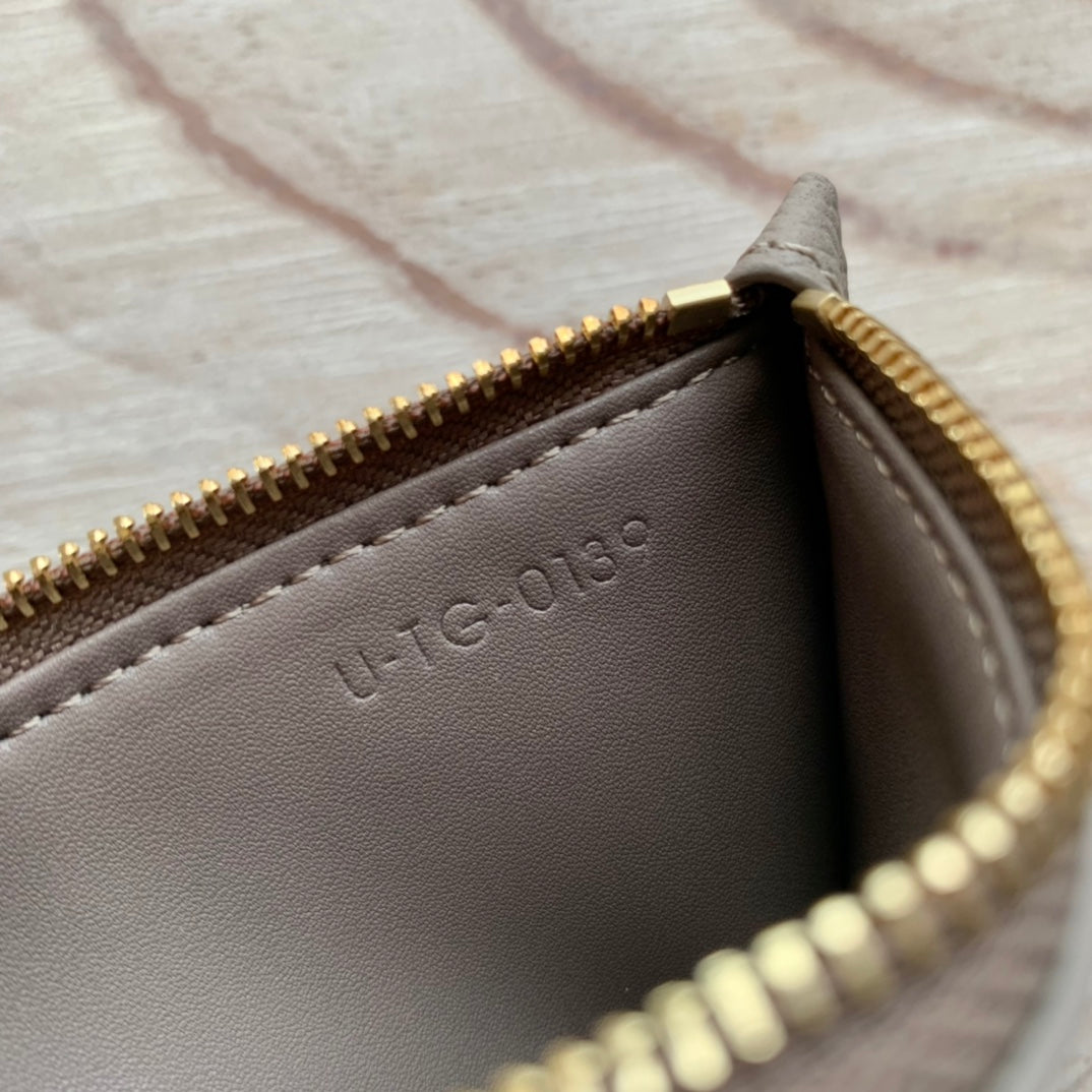Celine 粒面小牛皮拉鍊卡包-卵石灰