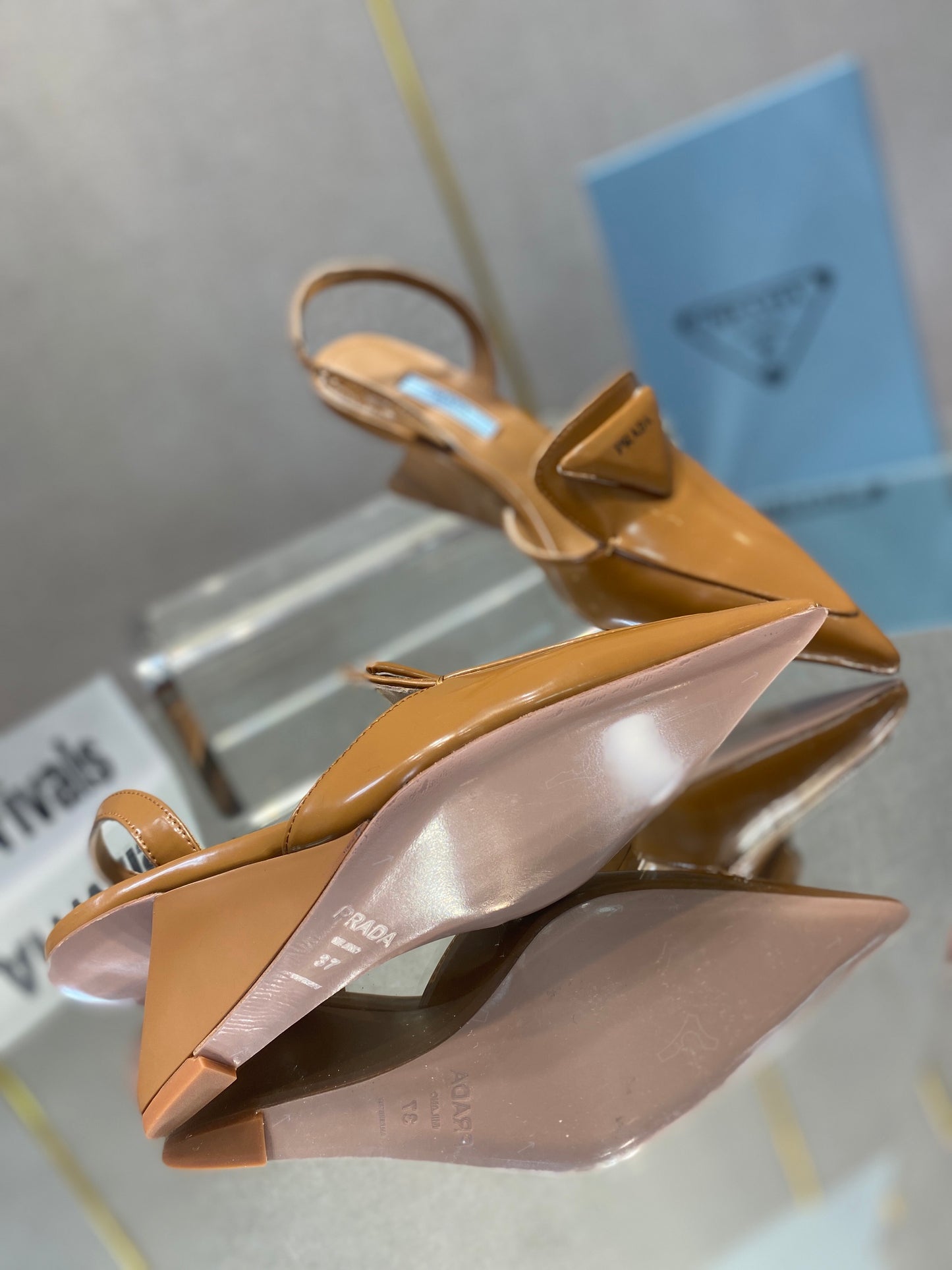 Prada鞋-Prada 漆皮低跟涼鞋（咖啡色）