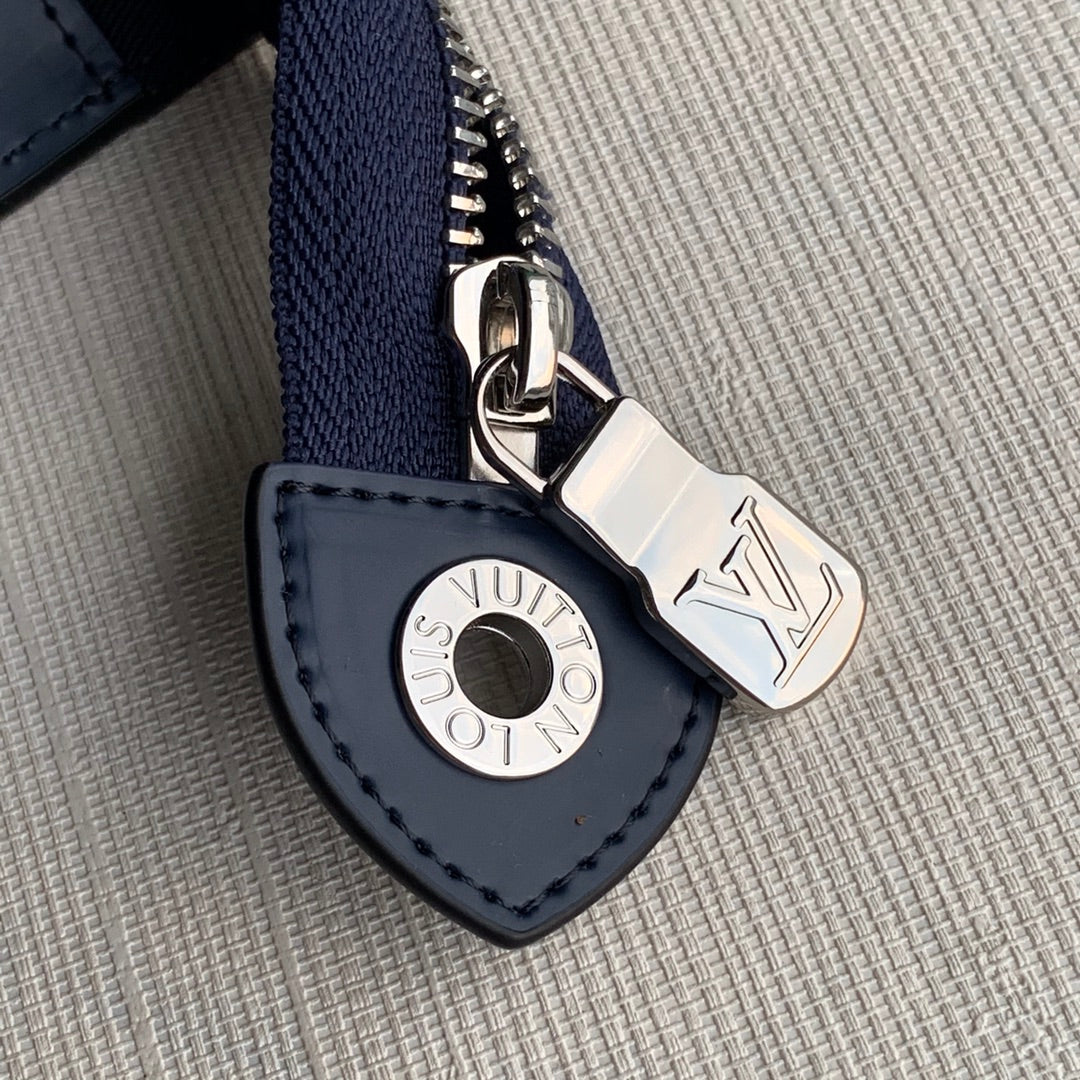 LV M56828 Pochette Voyage 中號手拿包