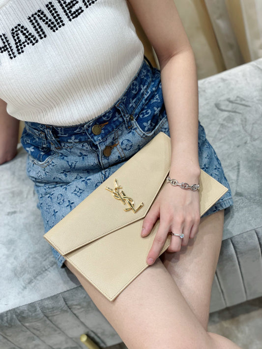 YSL ptown_新品手拿包-杏色魚子醬皮金釦
