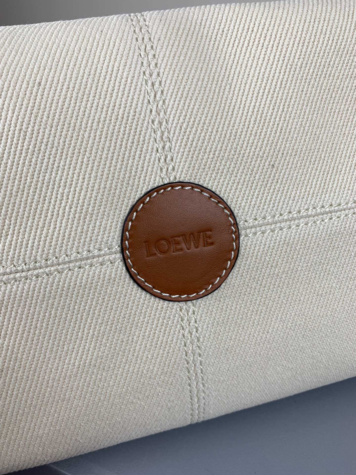 羅L威-Cushion tote 白色棕皮