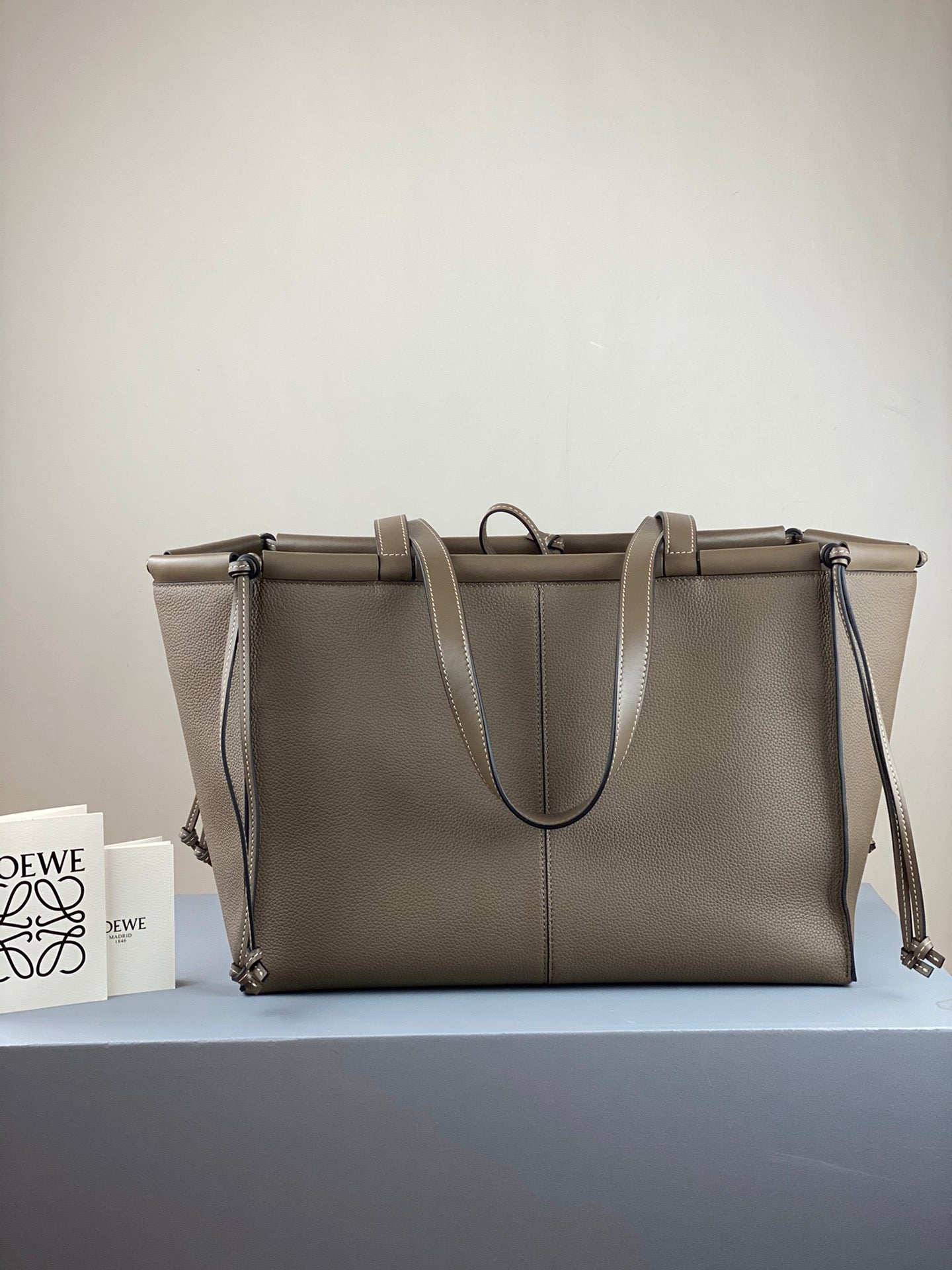 羅L威-Cushion tote 小牛皮 灰色