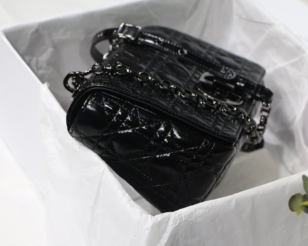 Dior Caro 褶皺漆皮系列 中號25cm-黑色