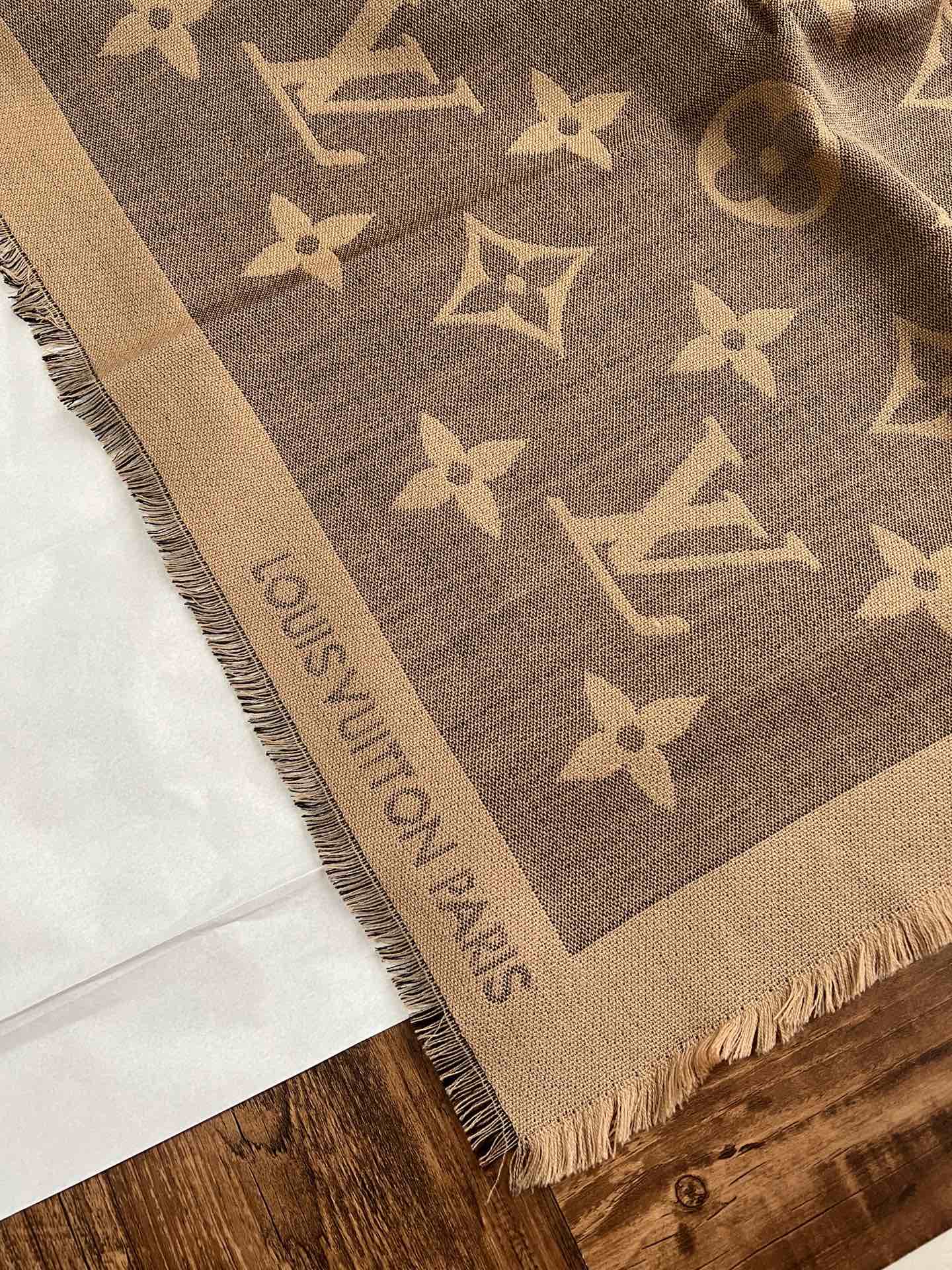 路L家-Monogram方巾 140*140cm 70%羊絨30%真絲 咖色