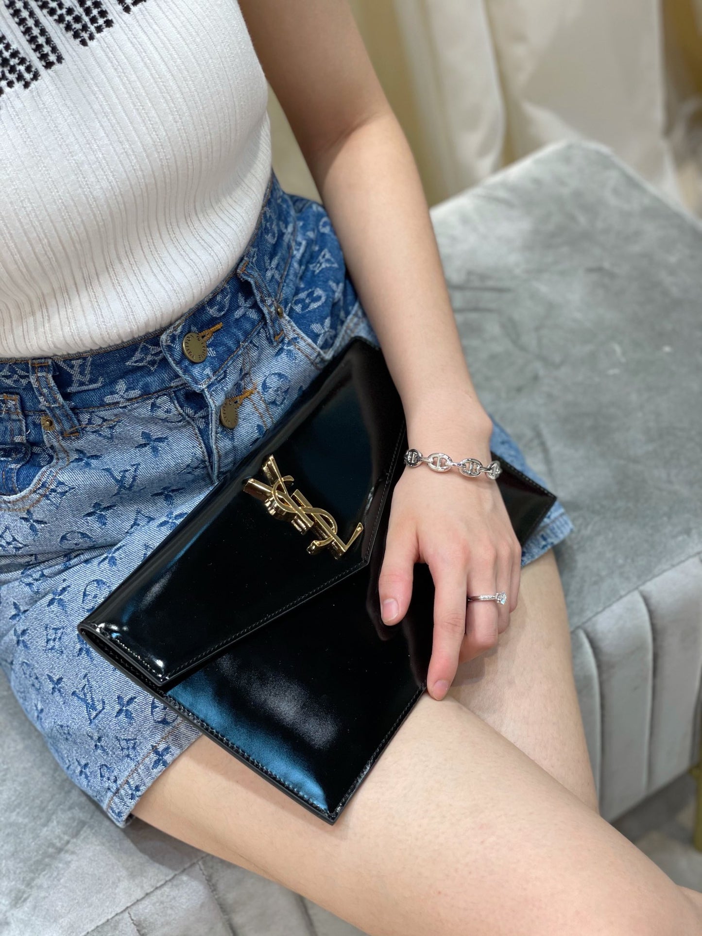 YSL ptown_新品手拿包-黑光滑皮金釦