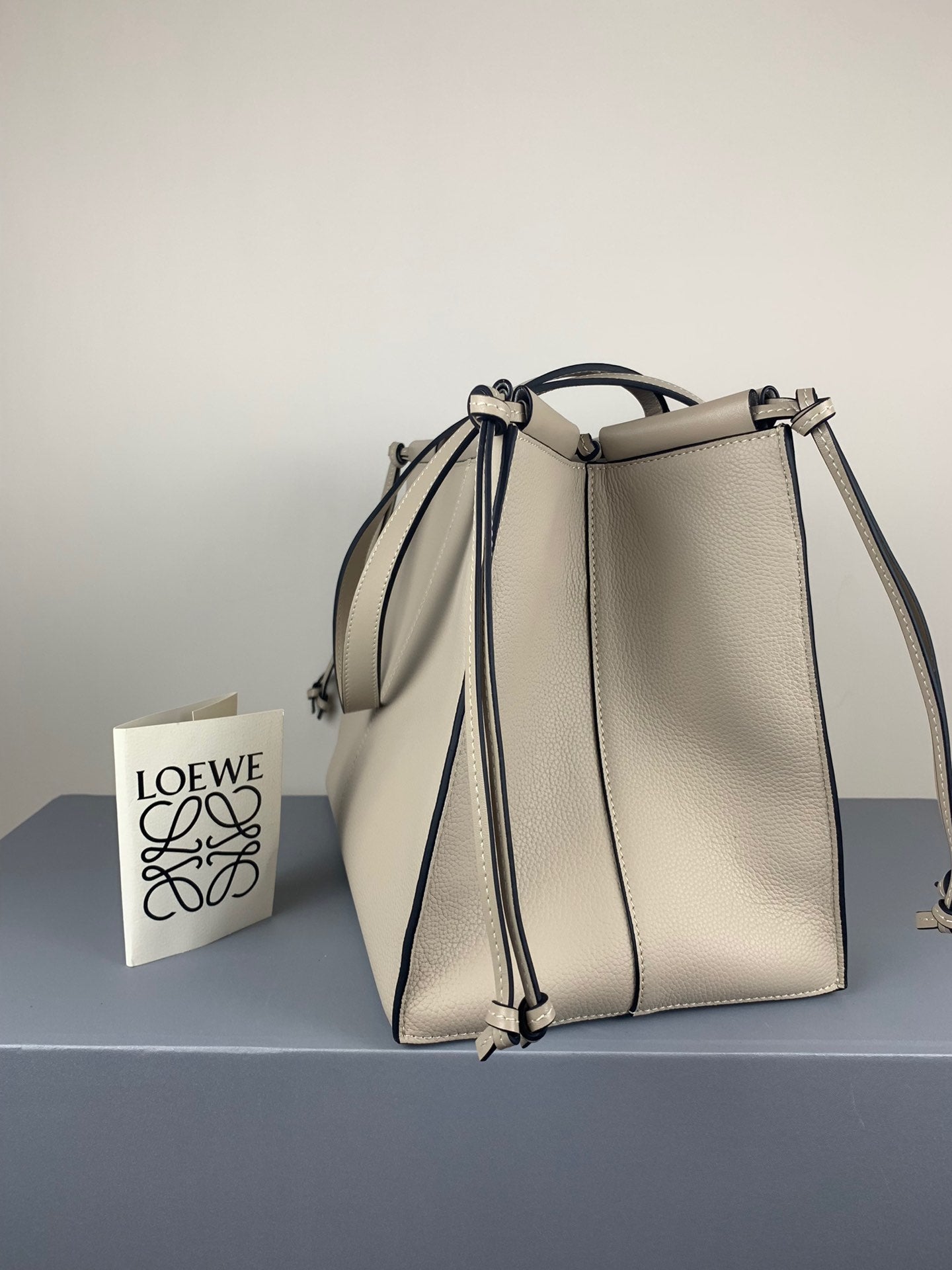 羅L威-Cushion tote 小牛皮 白色