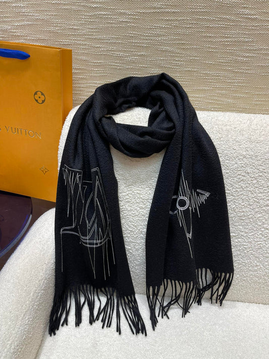 路L家-刺繡演繹圍巾 180*35cm 100%山羊絨 黑色