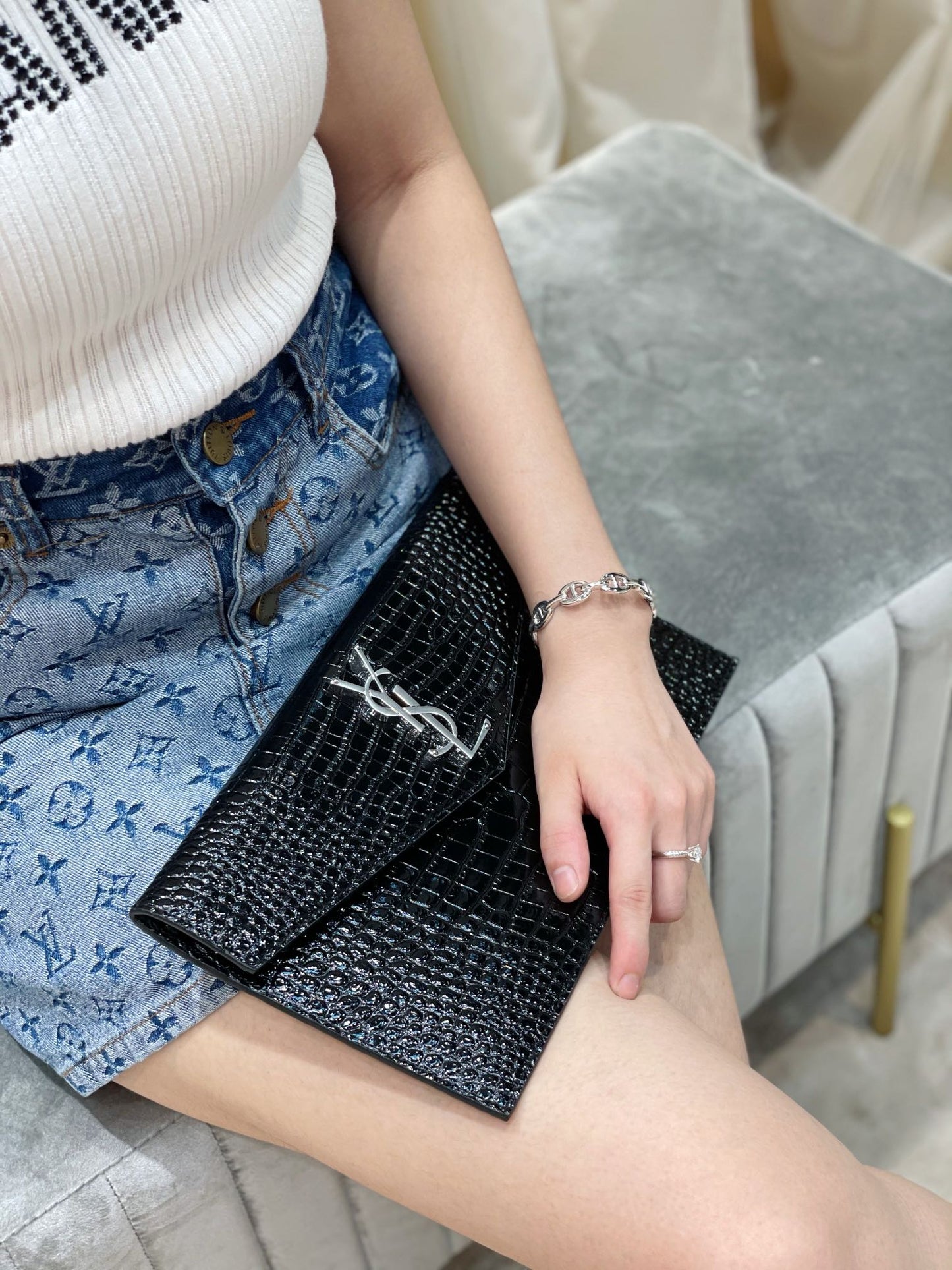 YSL ptown_新品手拿包-黑鱷魚紋銀扣