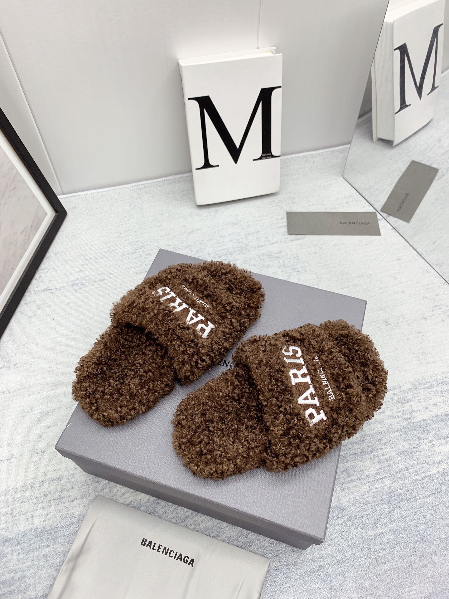 巴黎世-春夏新品刺繡捲毛拖（尺碼35-39）
