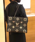 M45495 路L家-Onthego Tote 包 中號 上身照