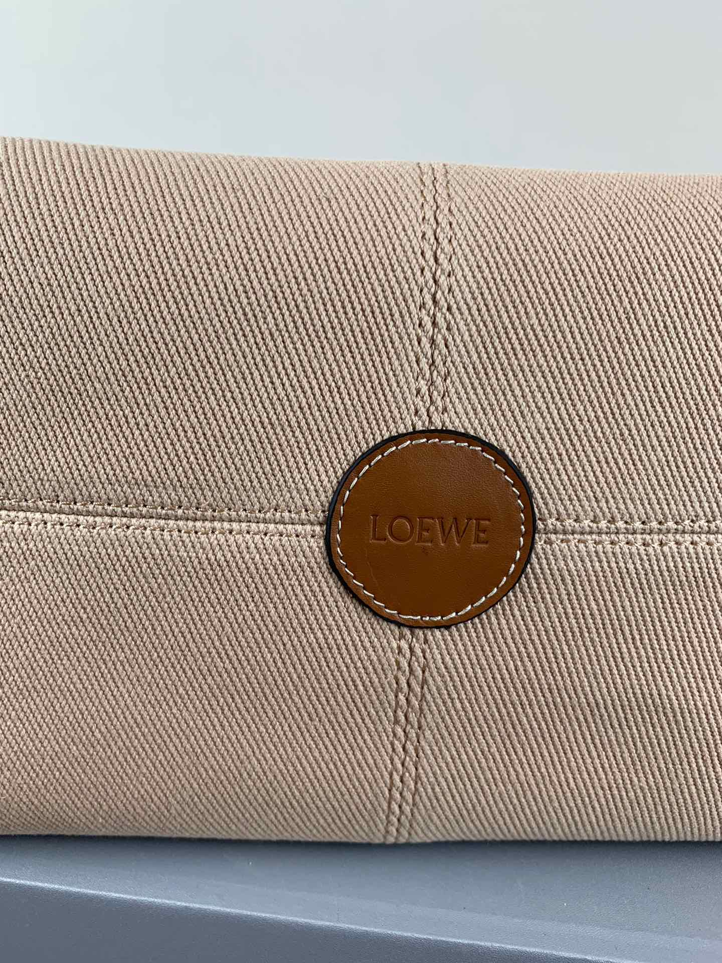 羅L威-Cushion tote 杏色棕皮