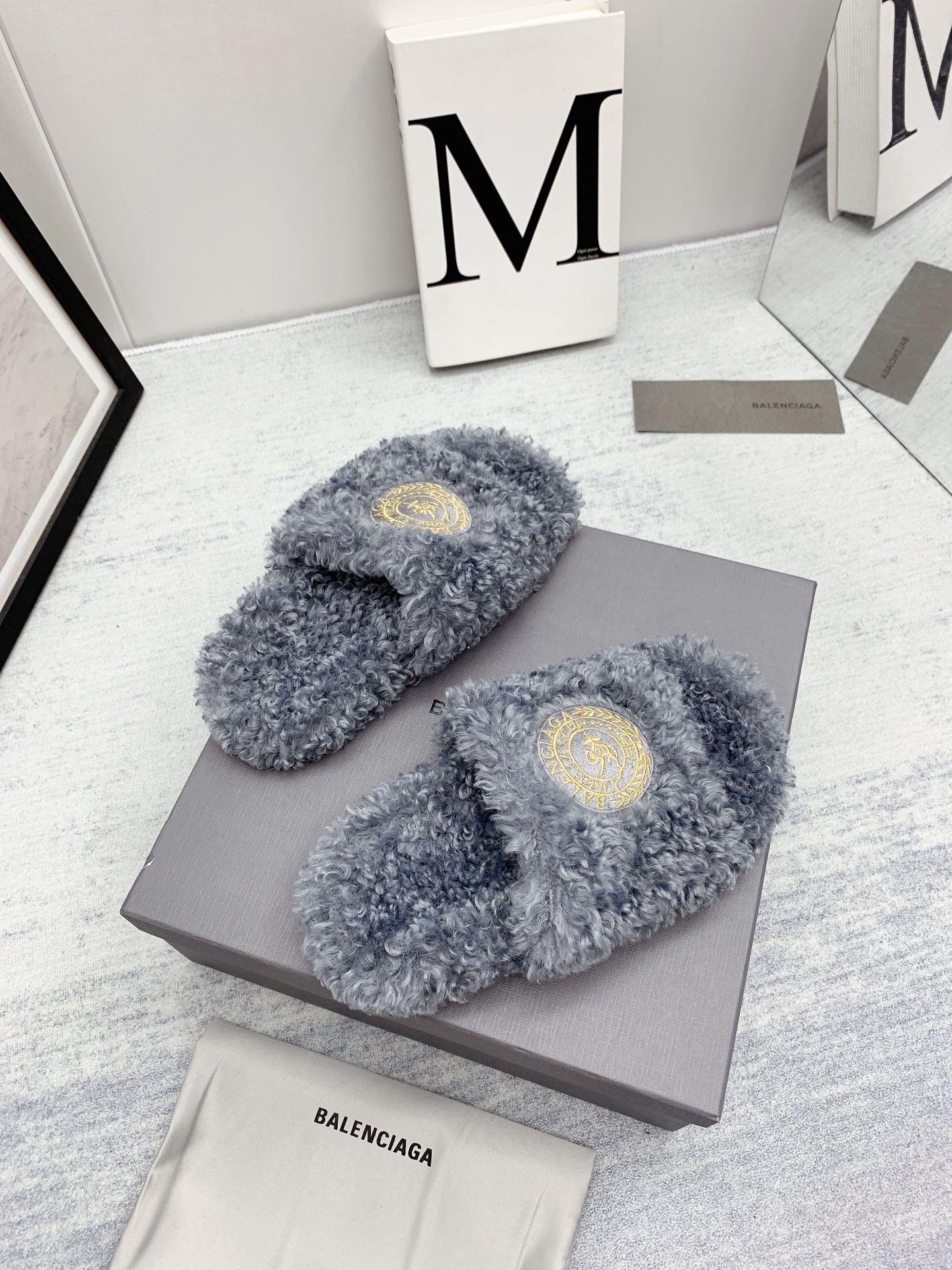 巴黎世-春夏新品刺繡捲毛拖（尺碼35-39）