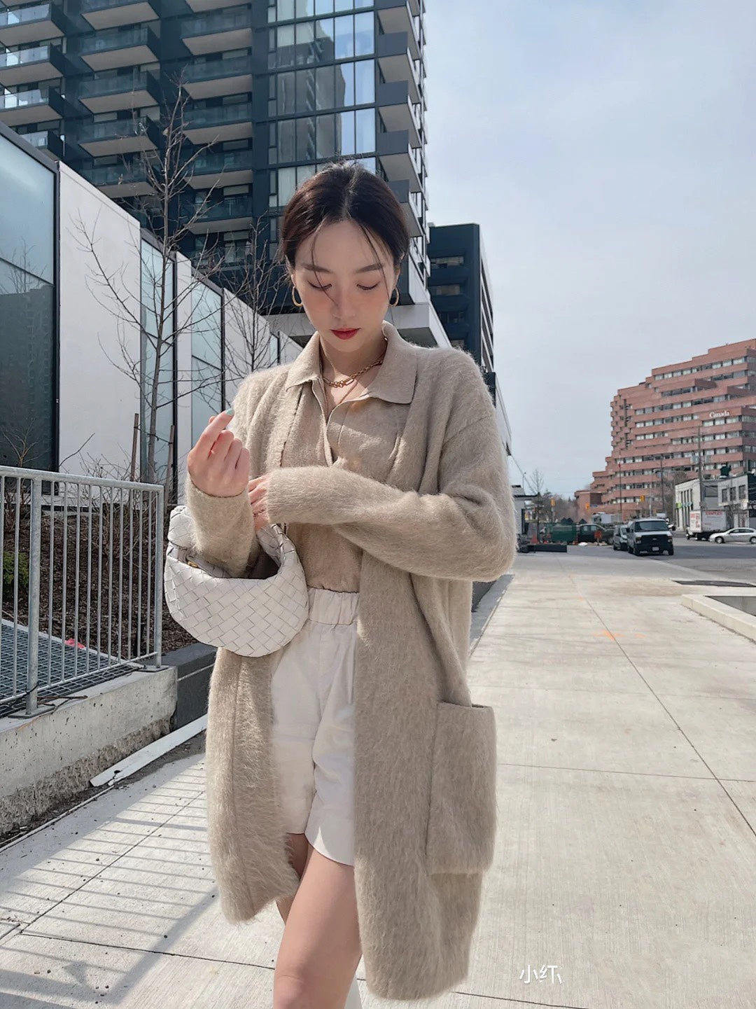 B編織-Mini Jodie 編織皮革打結圓型 hobo包 上身圖 白