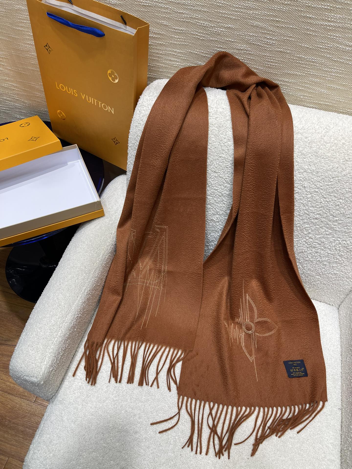 路L家-刺繡演繹圍巾 180*35cm 100%山羊絨 駝色