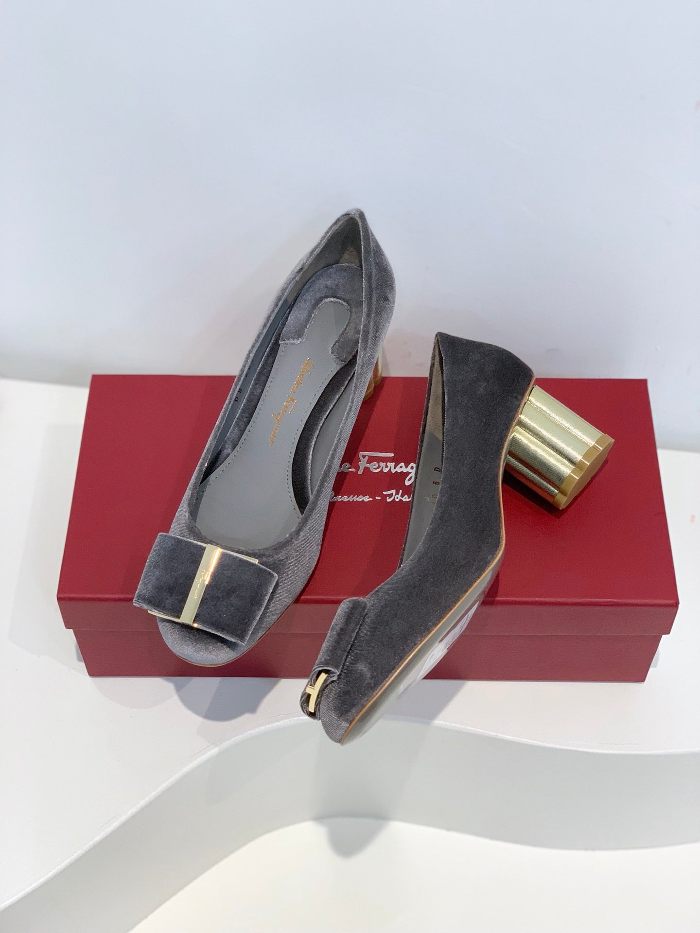 Salvatore Ferragamo鞋-菲拉格慕 VARA大蝴蝶結 絲絨面 金梅花跟 高跟鞋