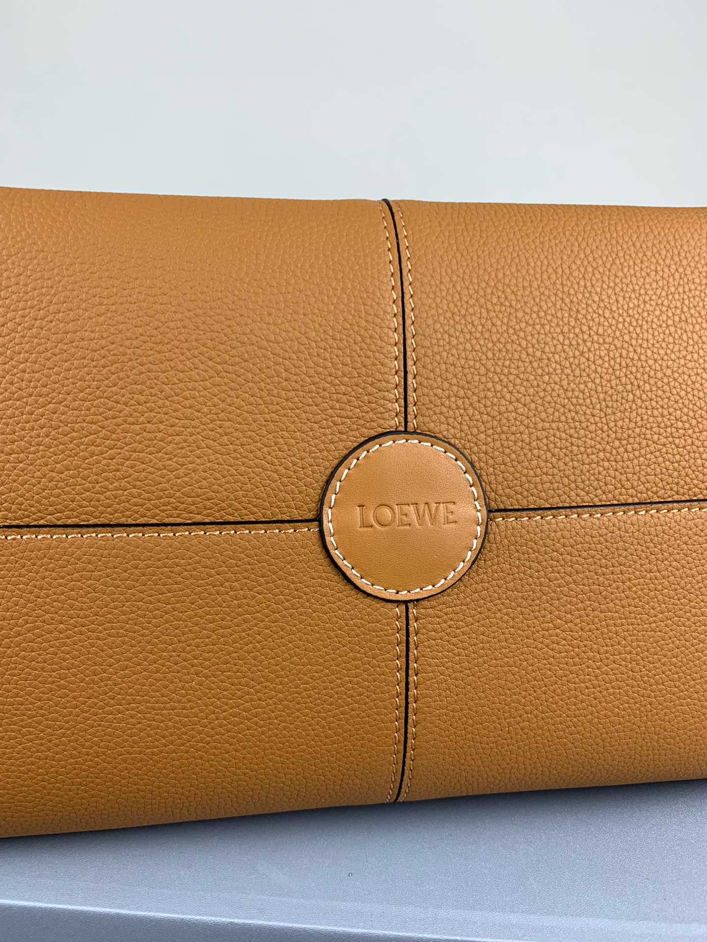 羅L威-Cushion tote 小牛皮 棕色