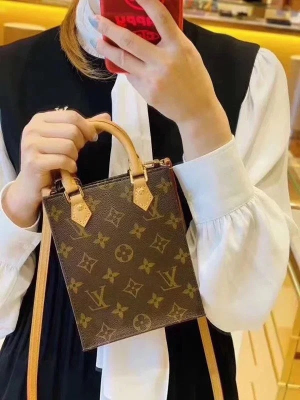 M69442 路L家-PETIT SAC PLAT 手袋 上身照