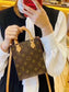 M69442 路L家-PETIT SAC PLAT 手袋 上身照