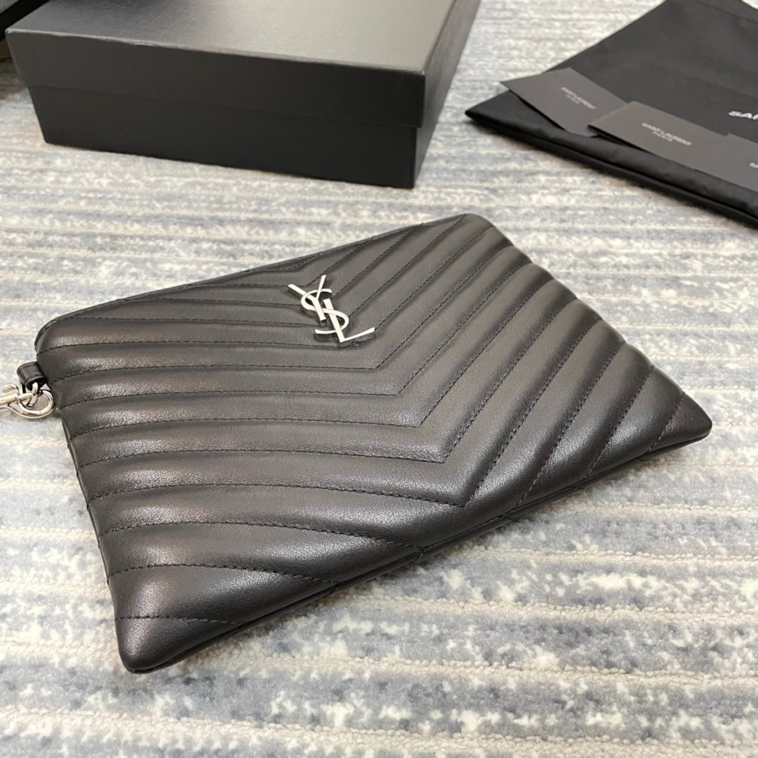 YSL經典MONOGRAM小號絎縫皮革手拿包-黑色牛皮銀扣