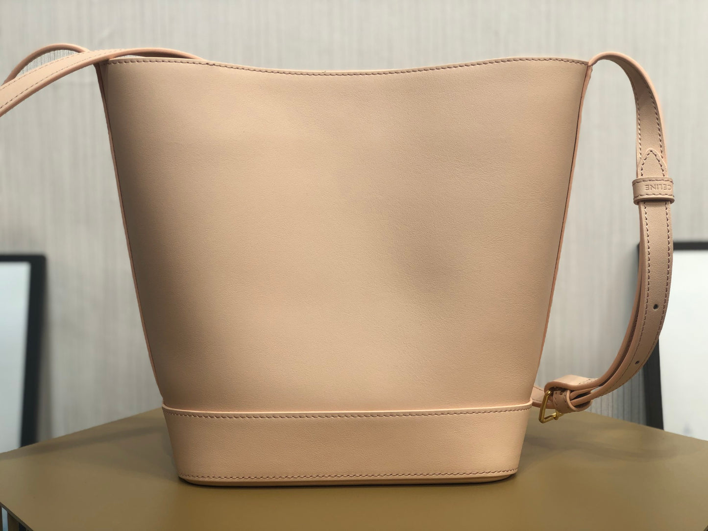 賽C家-2022s春夏新品 CUIR TRIOMPHE小號光滑牛皮水桶包