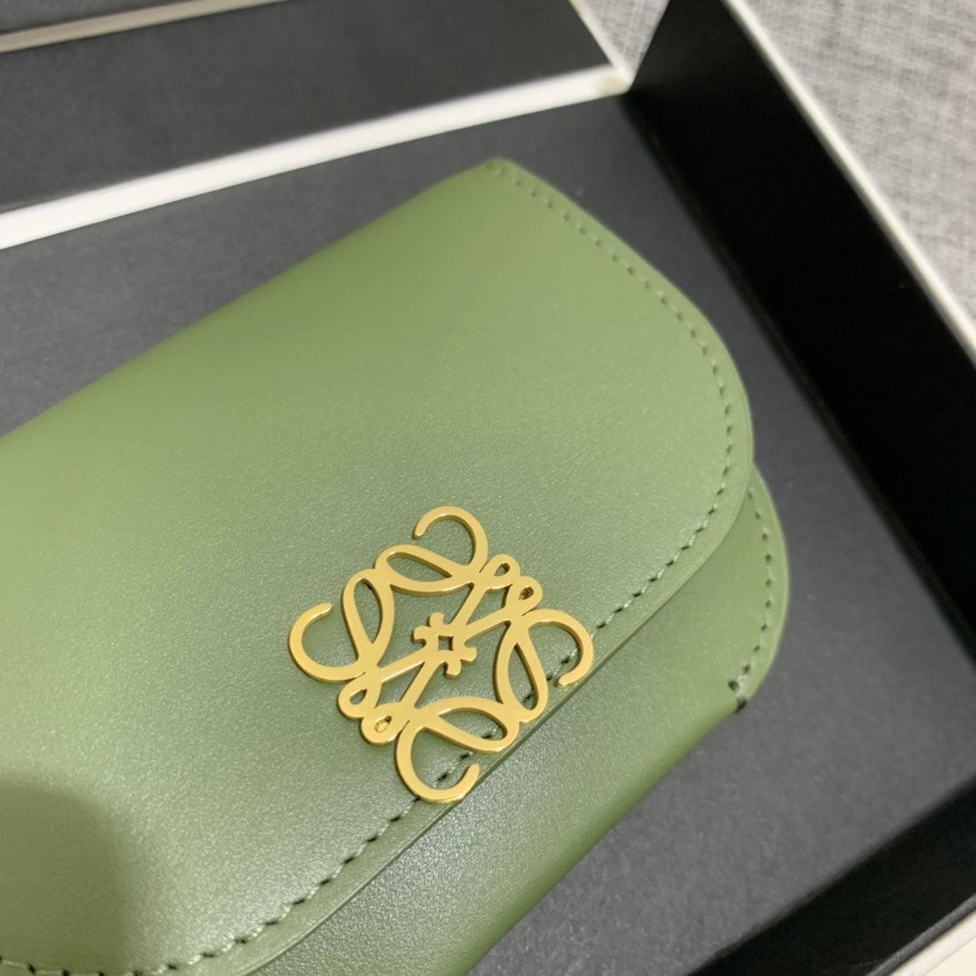 Loewe Goya 系列絲綢小牛皮卡包