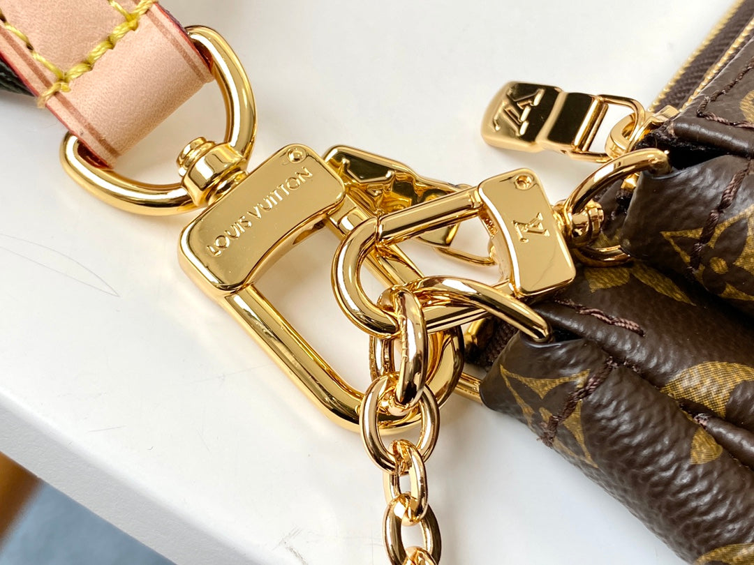 M44813 路L家-Multi Pochette Accessories 三合一包 粉綠色