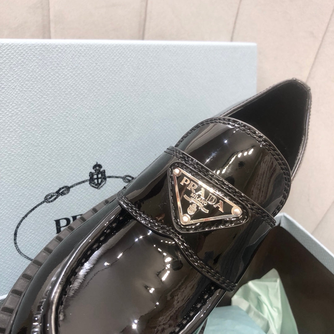 Prada鞋-Parda Loafers 亮皮三角銀字logo 厚底樂福鞋（黑色）