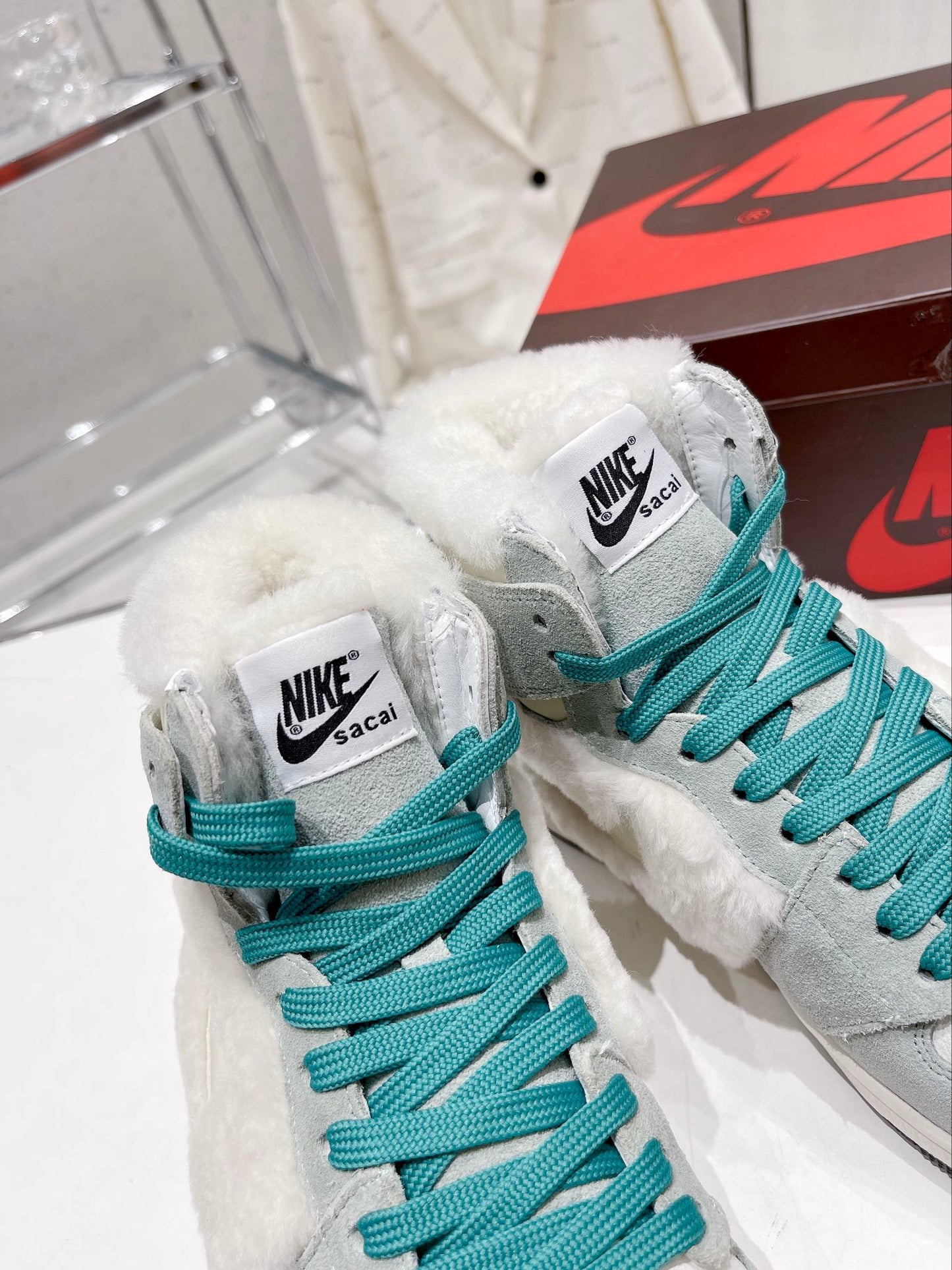 N1KE-WMNS Air Jordan 1 男女同款 毛毛款 灰色