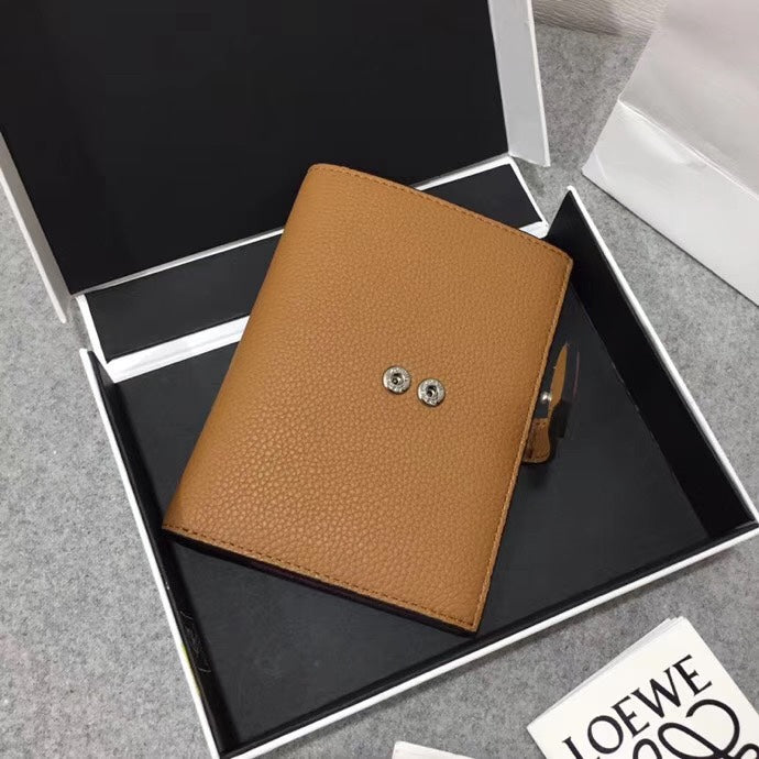 Loewe 對折中夾