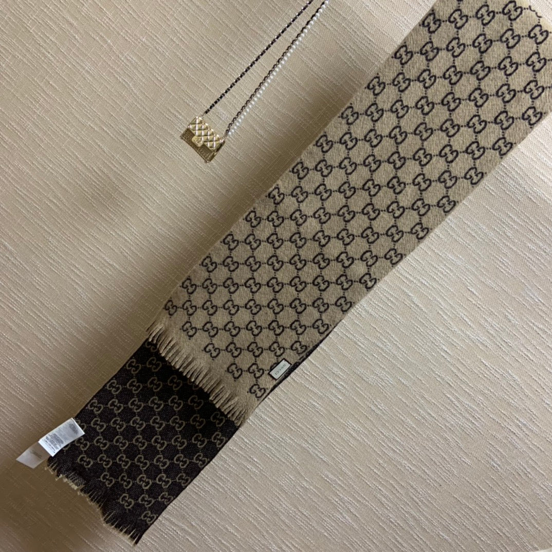 Gucci 雙面羔羊毛圍巾
