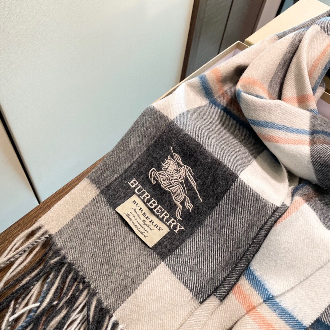 Burberry 刺繡戰馬羔羊絨圍巾-可當披肩