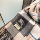 Burberry 刺繡戰馬羔羊絨圍巾-可當披肩