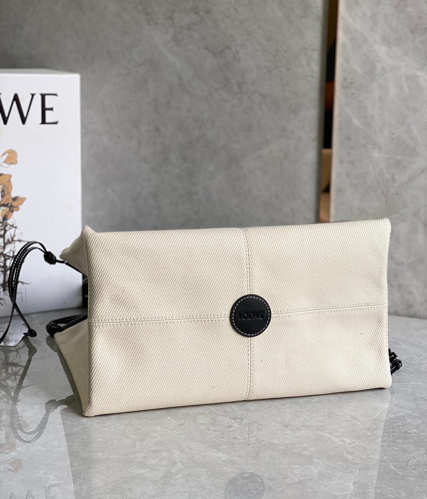 羅L威-Cushion tote 白色黑色