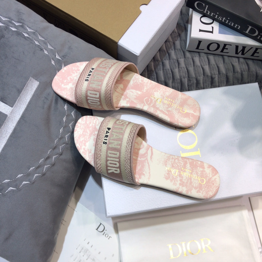 迪D家-2022早春新款 刺繡拖鞋 淡粉色