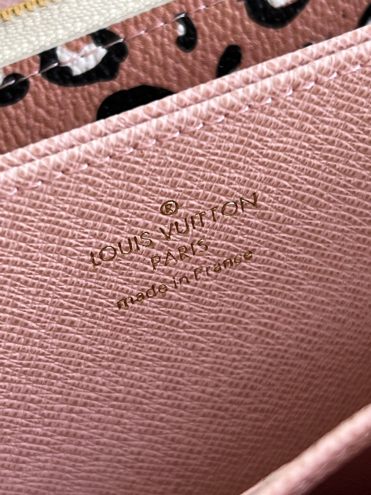 LV M80683 白色豹紋拉鍊長夾