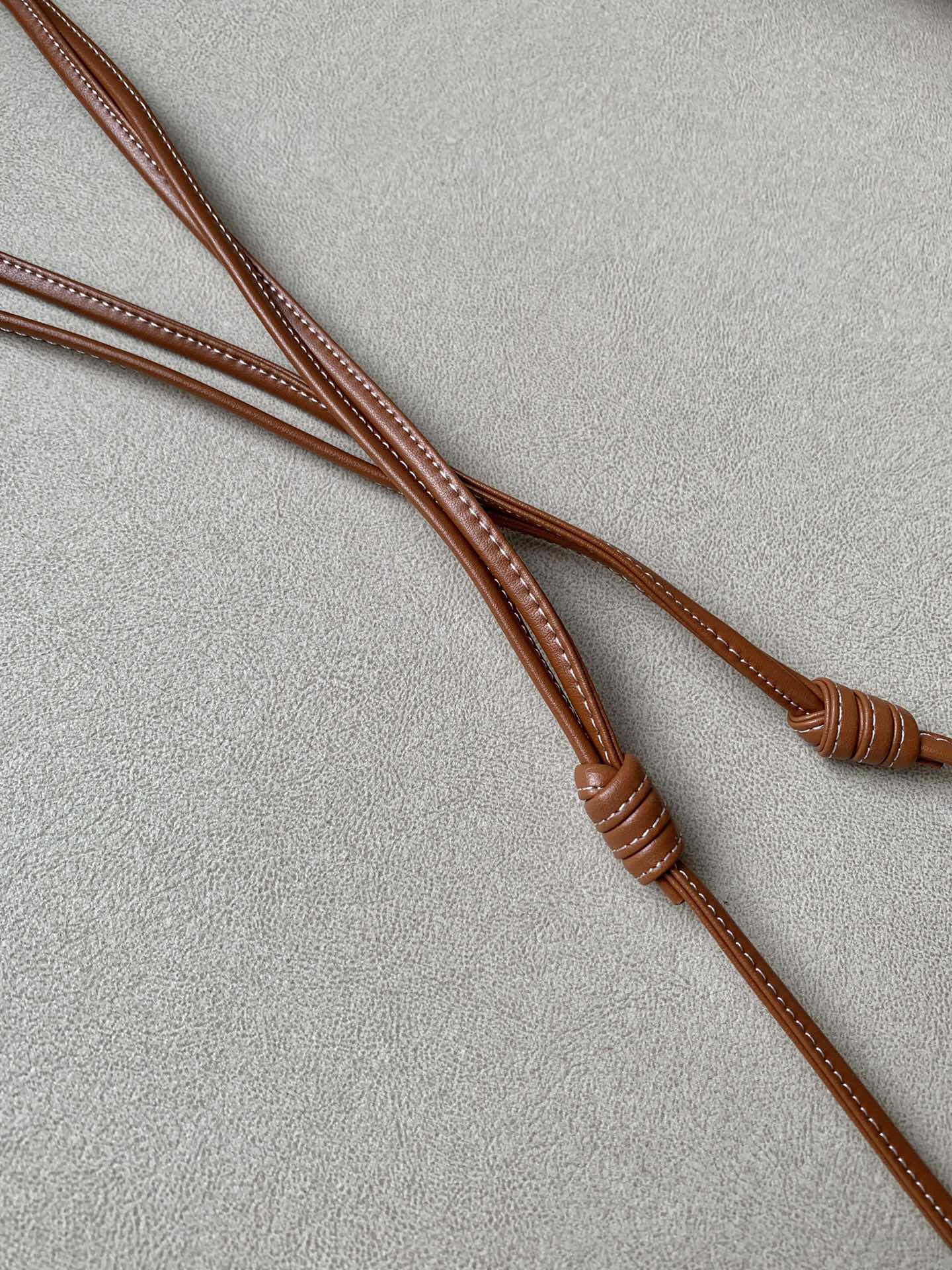 Celine 標誌印花羊皮革翻蓋手機包