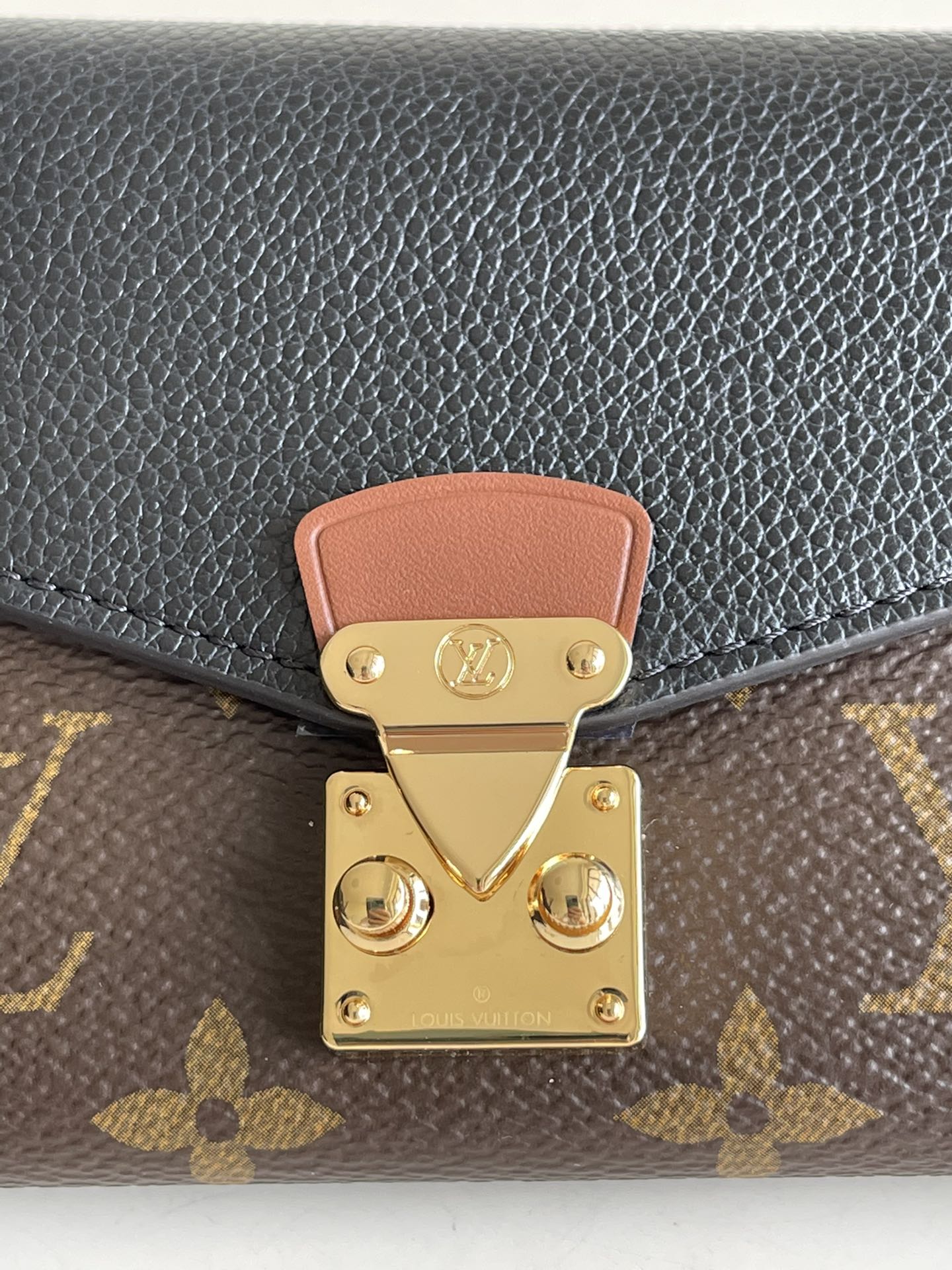 LV M67479 黑色老花 Pallas 三折短夾