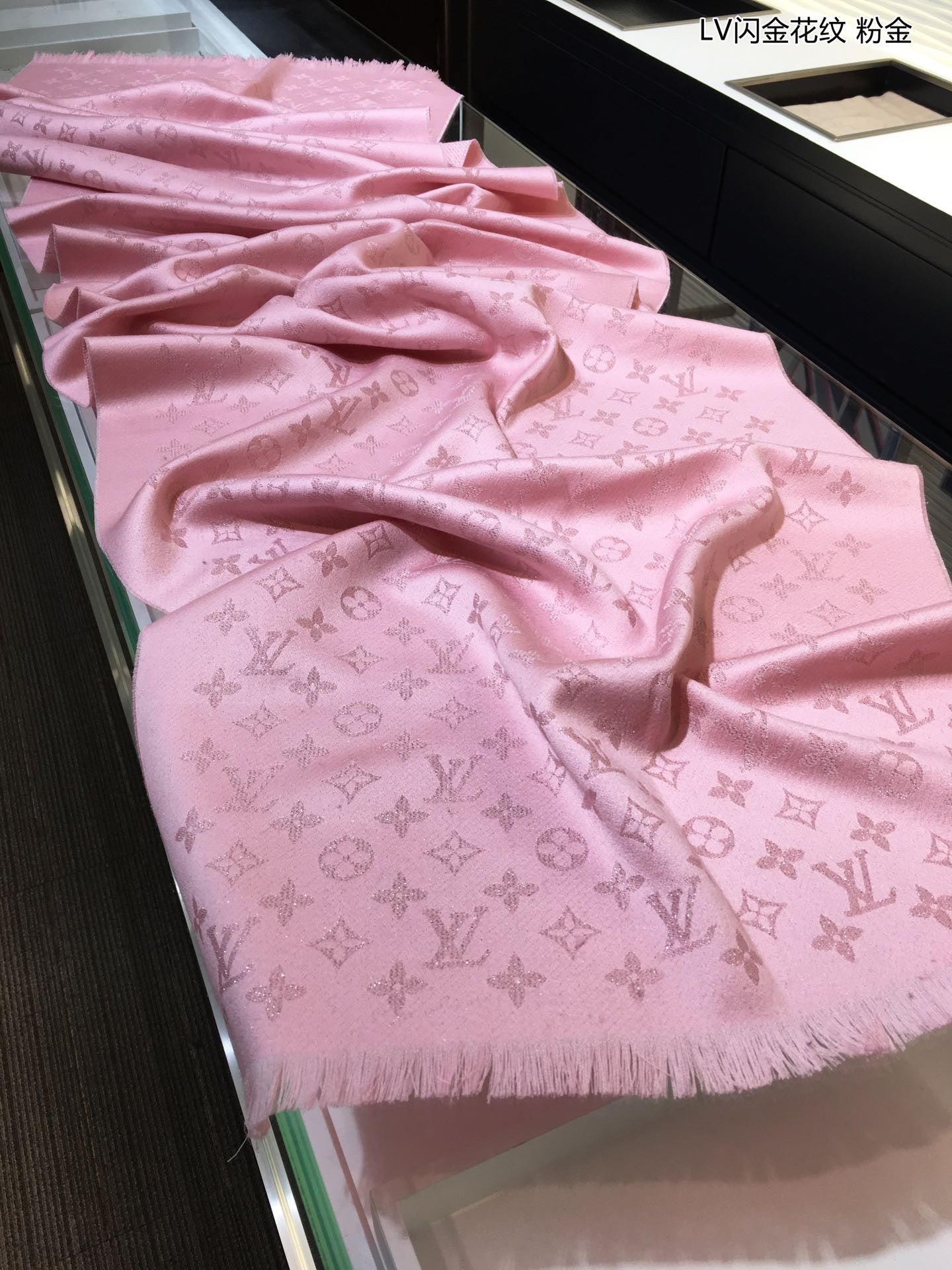 LV閃金花紋羊絨圍巾