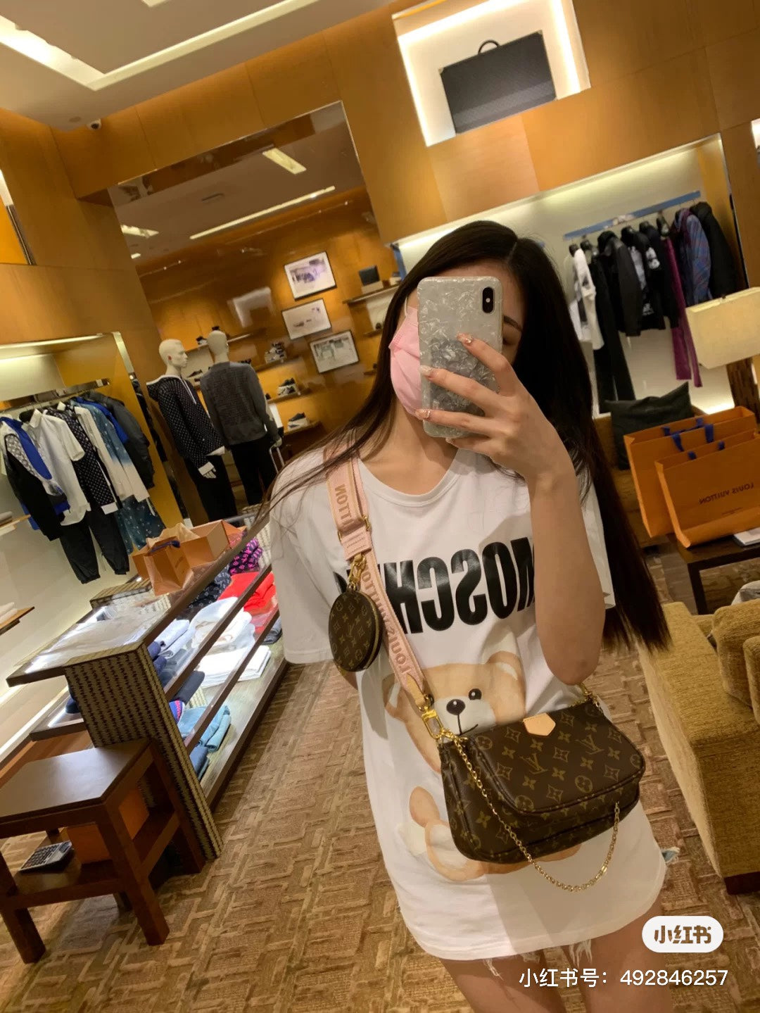 M44840 路L家-Multi Pochette Accessories 五合一麻將包 粉色 上身照