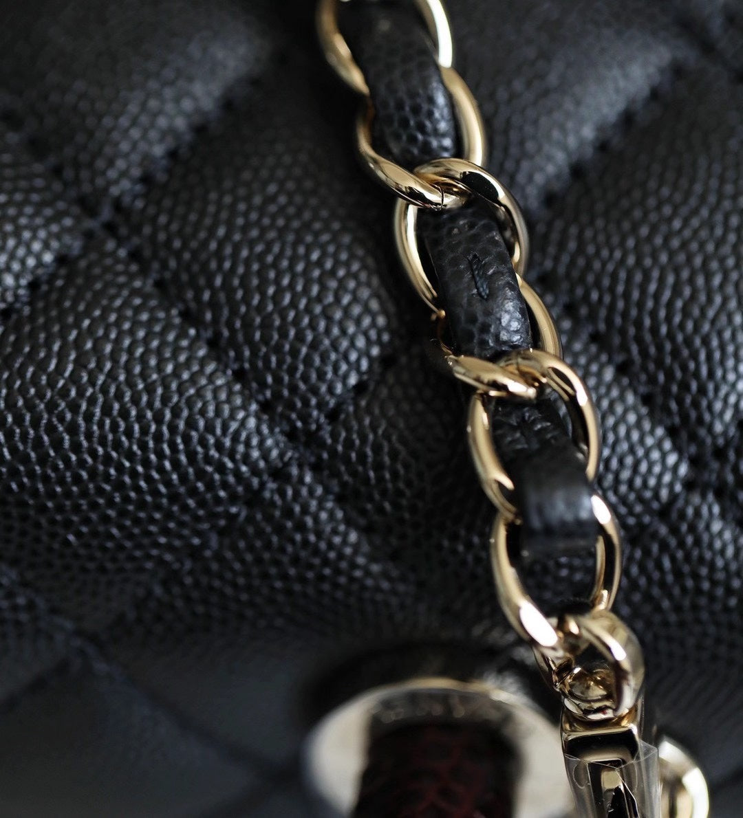 Chanel mini coco handle-黑色球紋牛皮-淡金扣