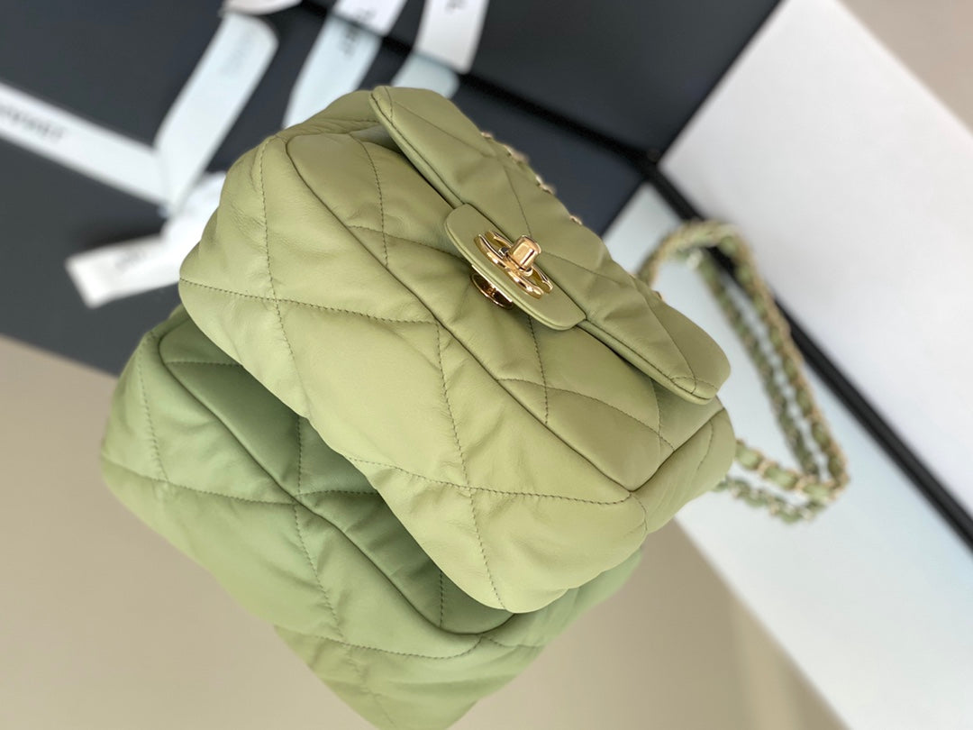 Chanel 度假系列柔軟小牛皮包-牛油果綠