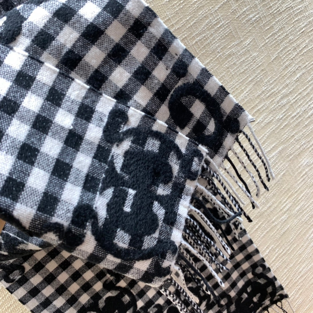 Gucci 新款大LOGO圍巾